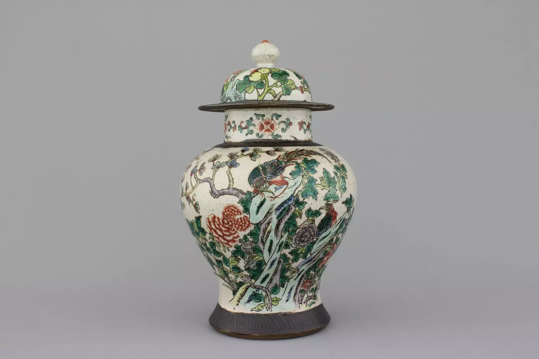 Chinese porselein (51 foto's): ontwikkeling geskiedenis, vintage vase en moderne wit eetgerei met brons. Hoe om ware porselein te onderskei van valse? 10756_16