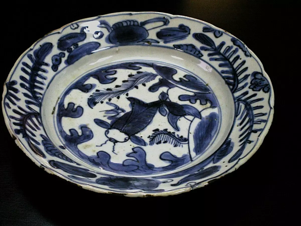 Chinese porselein (51 foto's): ontwikkeling geskiedenis, vintage vase en moderne wit eetgerei met brons. Hoe om ware porselein te onderskei van valse? 10756_25