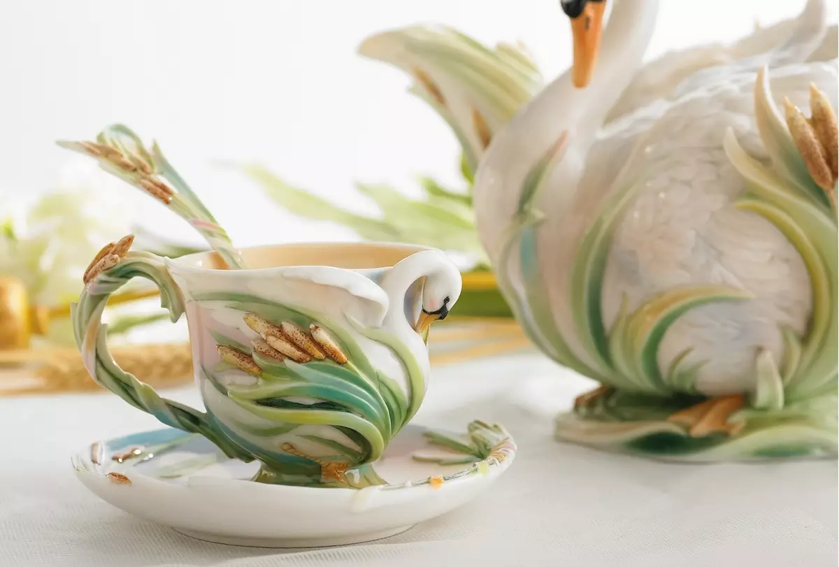 Chinese porselein (51 foto's): ontwikkeling geskiedenis, vintage vase en moderne wit eetgerei met brons. Hoe om ware porselein te onderskei van valse? 10756_27