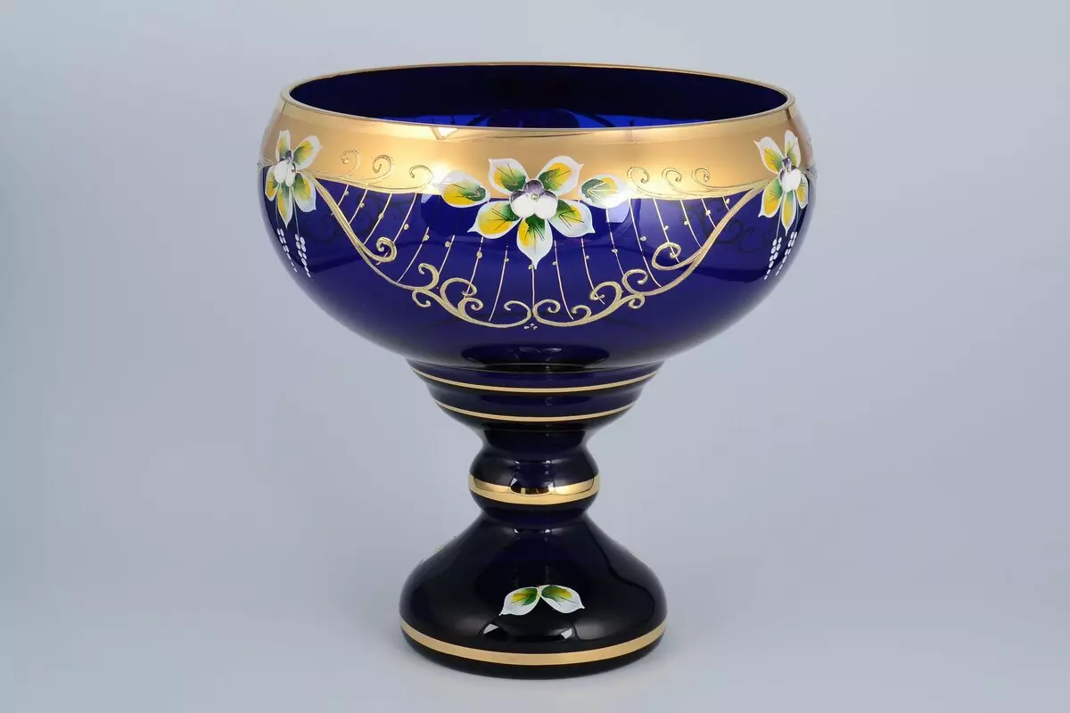 Chinese porselein (51 foto's): ontwikkeling geskiedenis, vintage vase en moderne wit eetgerei met brons. Hoe om ware porselein te onderskei van valse? 10756_45