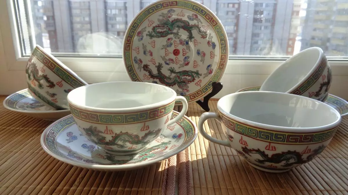 Chinese porselein (51 foto's): ontwikkeling geskiedenis, vintage vase en moderne wit eetgerei met brons. Hoe om ware porselein te onderskei van valse? 10756_46