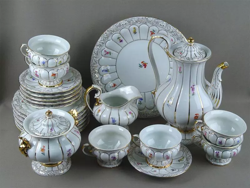 Chinese porselein (51 foto's): ontwikkeling geskiedenis, vintage vase en moderne wit eetgerei met brons. Hoe om ware porselein te onderskei van valse? 10756_6