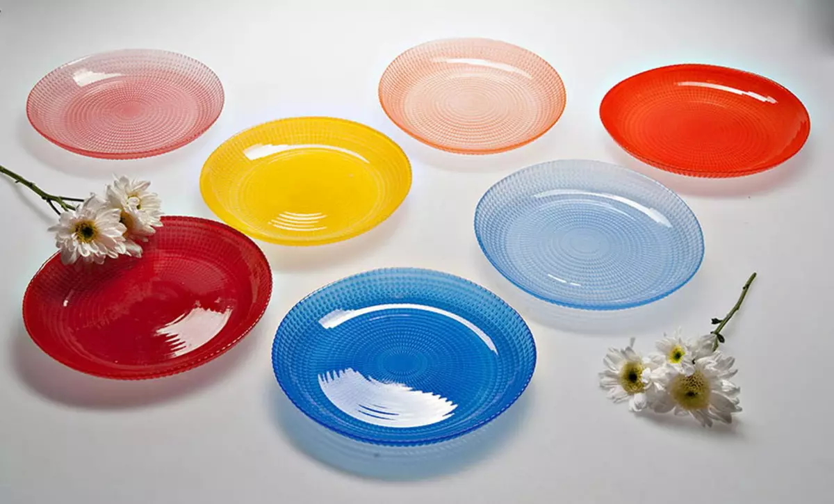 Стъклени съдове (41 снимки): Описание на цветни силикатни стъклени комплекти, нечуплив ястия, приготвени от удароустойчив термоустойчиво стъкло и други видове 10758_28