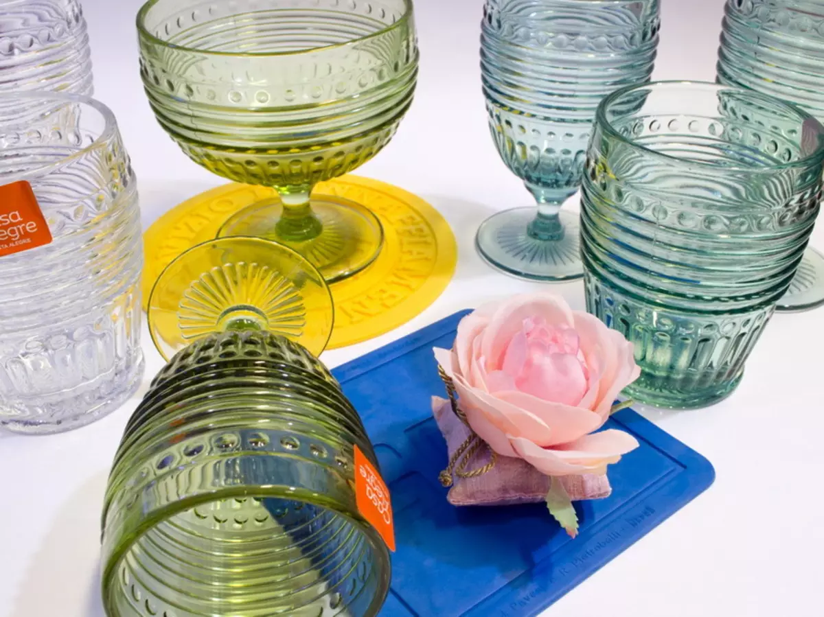 Стъклени съдове (41 снимки): Описание на цветни силикатни стъклени комплекти, нечуплив ястия, приготвени от удароустойчив термоустойчиво стъкло и други видове 10758_29