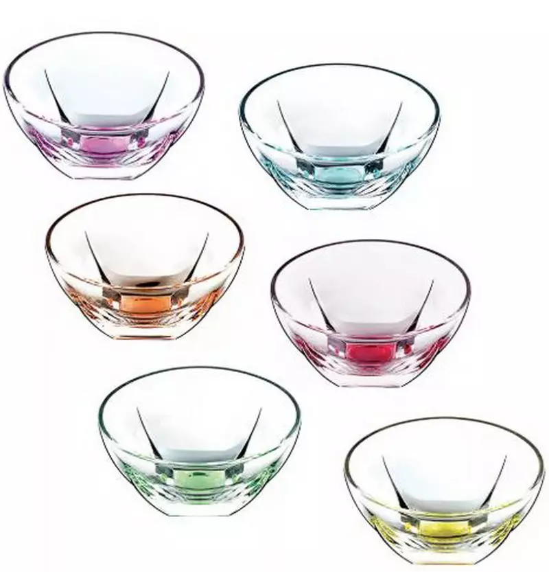 Stikla trauki (41 fotogrāfijas): krāsainu silikāta stikla komplektu apraksts, nesalaužami trauki, kas izgatavoti no triecienizturīgas siltumizturīgas stikla un citas sugas 10758_4