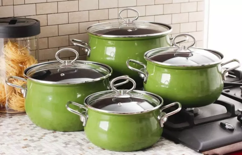 Saucepansên enameled (27 wêne): Danasîna saucepan ya hilberîna Rûsya û modelên din. Ma gengaz e ku ew wan bixin nav oxarê? Berhevdana bi saucên stainless. 10761_27