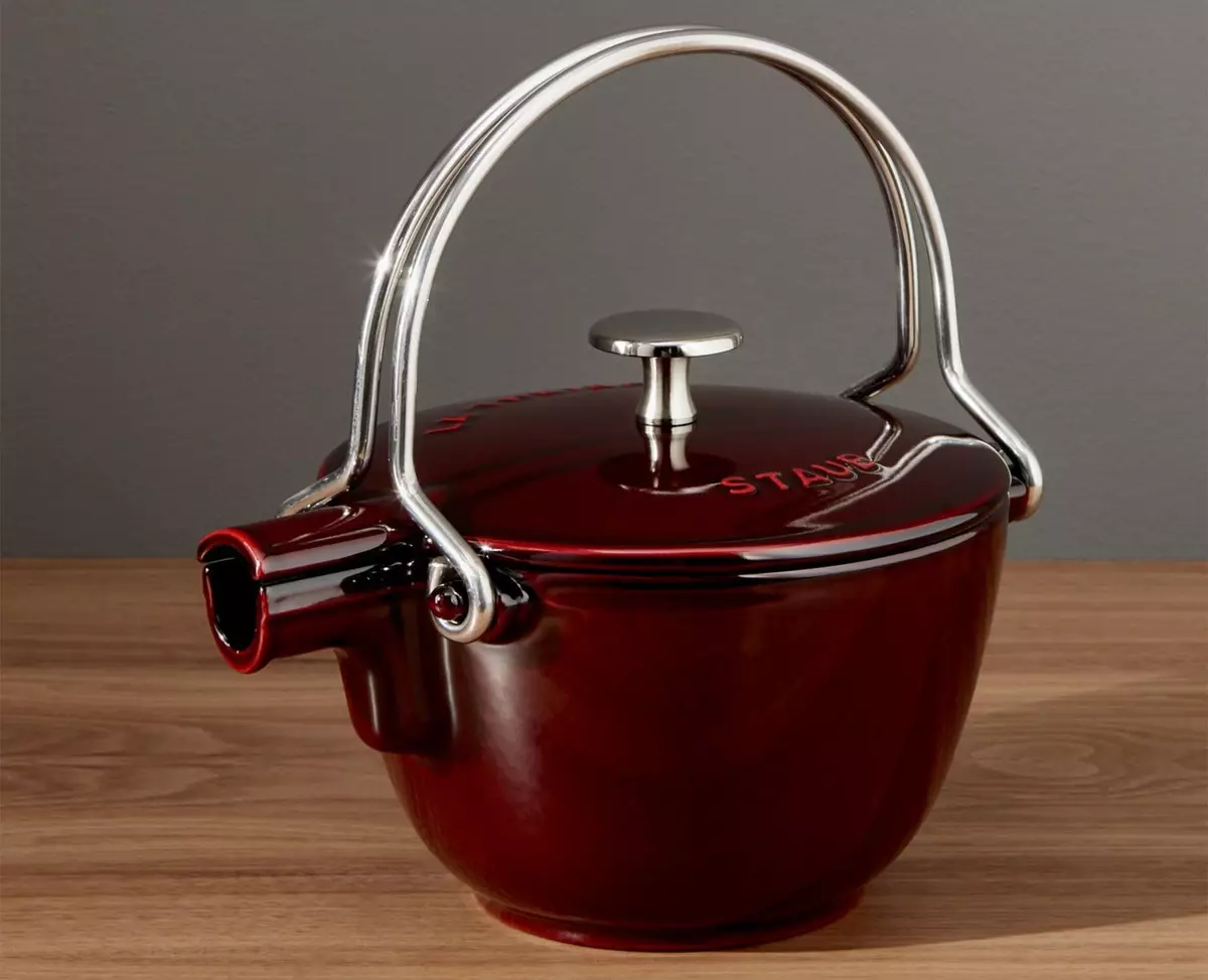 Kettle with a whistle (39 photos): enameled metal and other models for gas and other plates. Rating of the best German, Russian and other manufacturers 10767_14