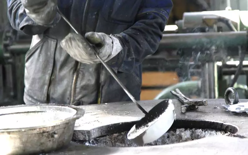 Aluminium Pans (31 foto's): Is it mooglik om yn 'e oven-panne te setten út cast aluminium te setten? Profitearje en kwea pusjepasse. Hoe kinne jo whitame? 10778_10