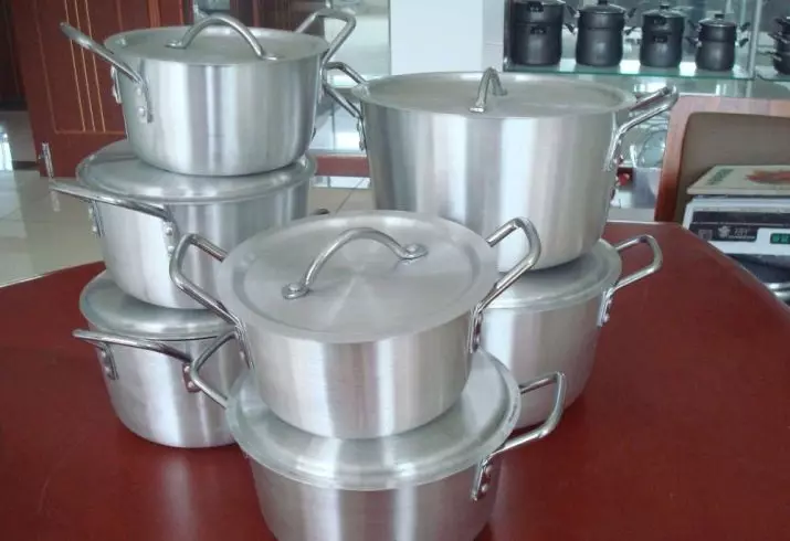アルミニウム鍋（31枚の写真）：アルミ鋳造品からオーブン鍋を入れることは可能ですか？鍋に恩恵を与え、害を与えます。 Whitameさせる方法 10778_12