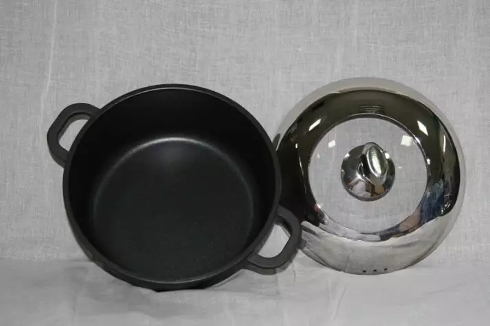 Aluminium Pans (31 foto's): Is it mooglik om yn 'e oven-panne te setten út cast aluminium te setten? Profitearje en kwea pusjepasse. Hoe kinne jo whitame? 10778_15