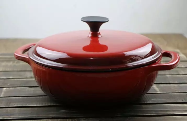 アルミニウム鍋（31枚の写真）：アルミ鋳造品からオーブン鍋を入れることは可能ですか？鍋に恩恵を与え、害を与えます。 Whitameさせる方法 10778_18