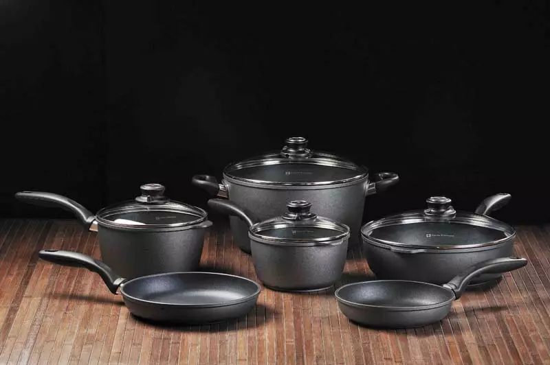 アルミニウム鍋（31枚の写真）：アルミ鋳造品からオーブン鍋を入れることは可能ですか？鍋に恩恵を与え、害を与えます。 Whitameさせる方法 10778_19