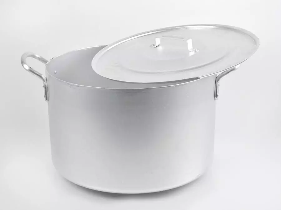 Aluminium Pans (31 foto's): Is het mogelijk in de oven pan van gegoten aluminium te zetten? Voordeel en schade pan. Hoe te whitame? 10778_23