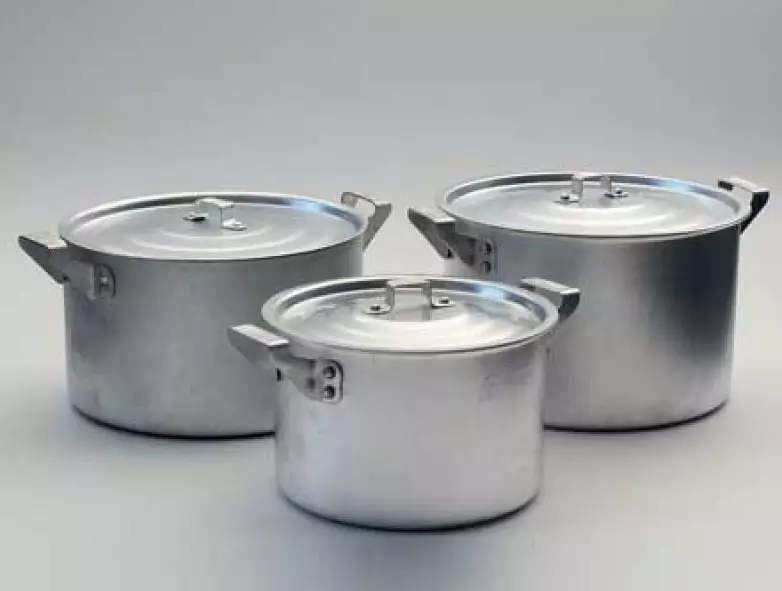 Aluminium Pans (31 foto's): Is it mooglik om yn 'e oven-panne te setten út cast aluminium te setten? Profitearje en kwea pusjepasse. Hoe kinne jo whitame? 10778_26