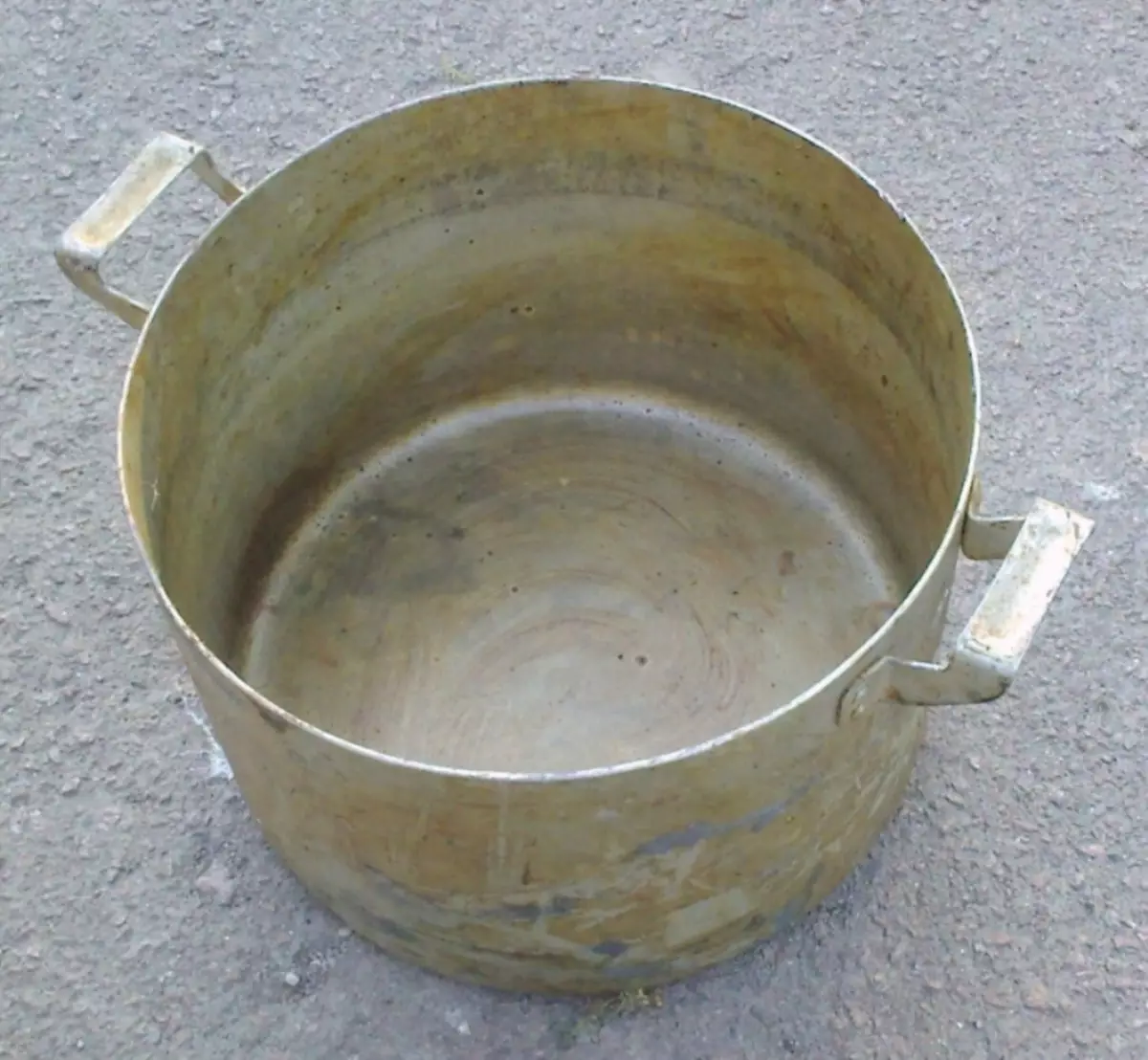 アルミニウム鍋（31枚の写真）：アルミ鋳造品からオーブン鍋を入れることは可能ですか？鍋に恩恵を与え、害を与えます。 Whitameさせる方法 10778_4