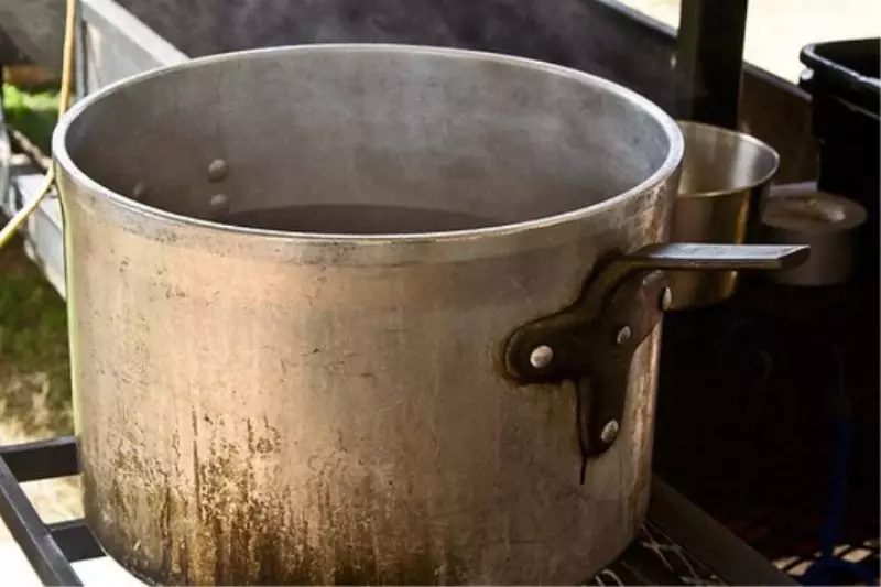 アルミニウム鍋（31枚の写真）：アルミ鋳造品からオーブン鍋を入れることは可能ですか？鍋に恩恵を与え、害を与えます。 Whitameさせる方法 10778_5