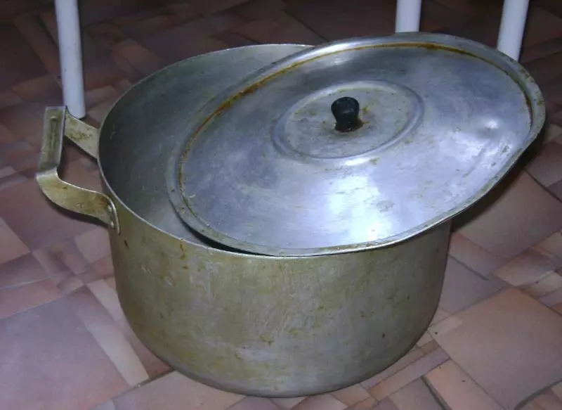 アルミニウム鍋（31枚の写真）：アルミ鋳造品からオーブン鍋を入れることは可能ですか？鍋に恩恵を与え、害を与えます。 Whitameさせる方法 10778_6