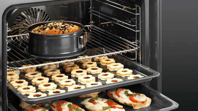 Bakkerij (17 foto's): Flat bakblêden, glês en aluminium, roestfrij stiel en keramyk model foar bakken yn 'e oven