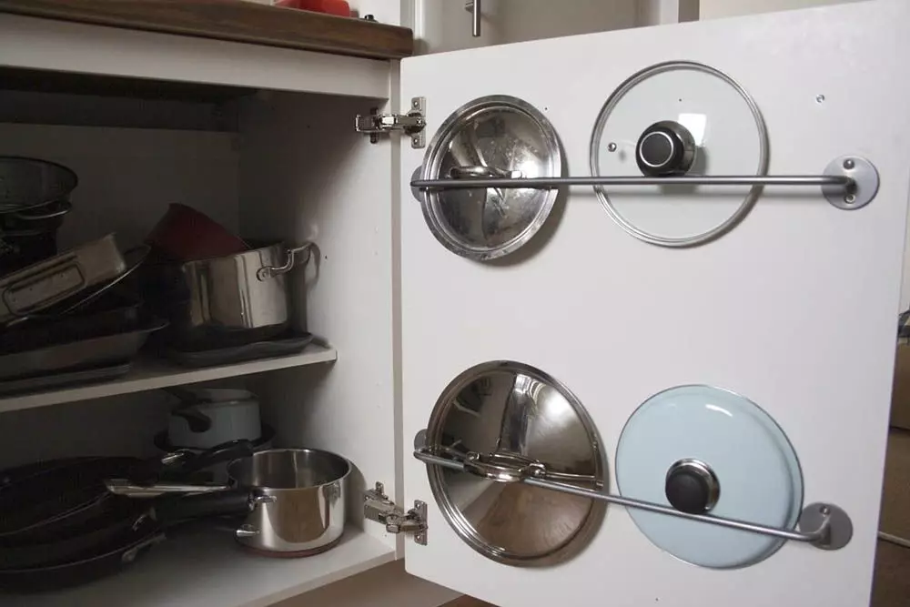 Potpora za poklopce sa šerpi (40 fotografije): ima skladištenje poklopaca u kuhinji. Odabir držač. Vrste organizatora 10790_24