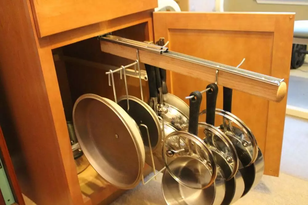 Potpora za poklopce sa šerpi (40 fotografije): ima skladištenje poklopaca u kuhinji. Odabir držač. Vrste organizatora 10790_27