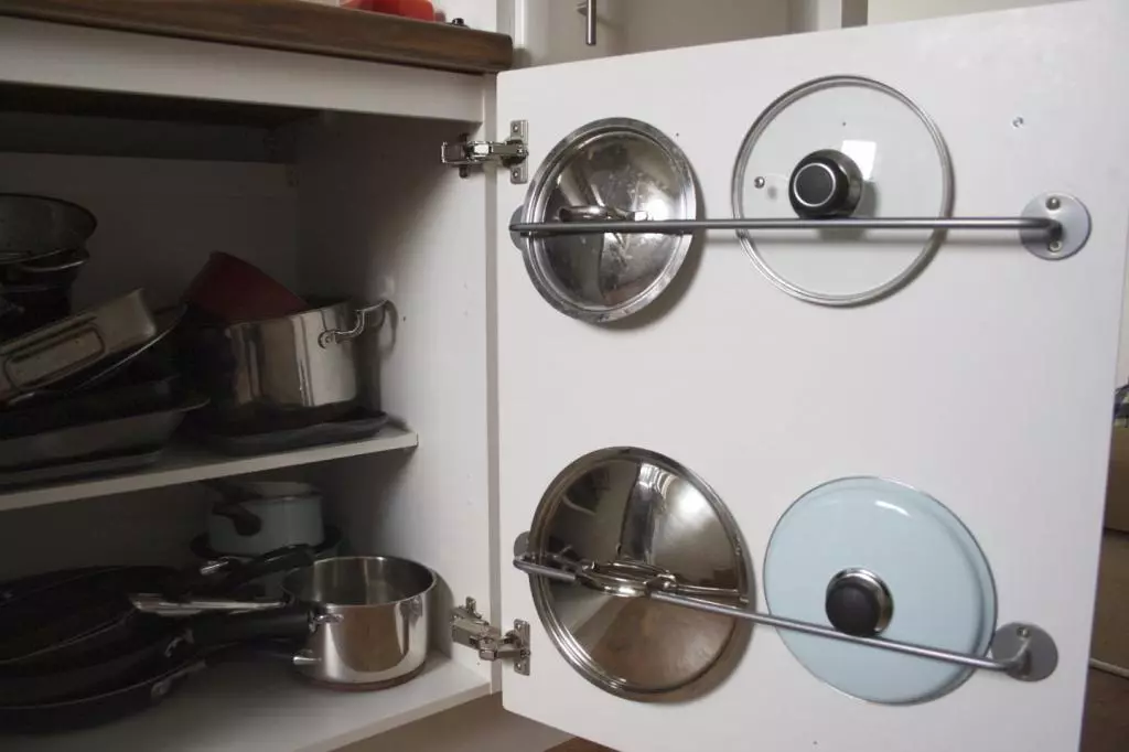 Saucepan（40枚の写真）からのカバーをサポートしています。台所のカバーの貯蔵の特徴。ホルダーを選ぶ。主催者の種類 10790_3