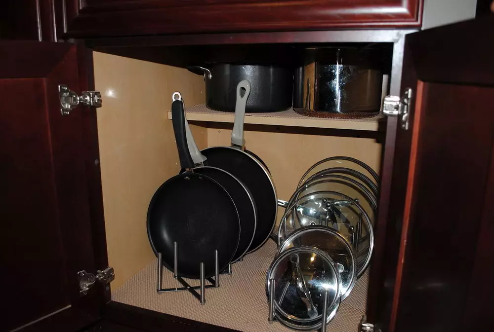 Potpora za poklopce sa šerpi (40 fotografije): ima skladištenje poklopaca u kuhinji. Odabir držač. Vrste organizatora 10790_32