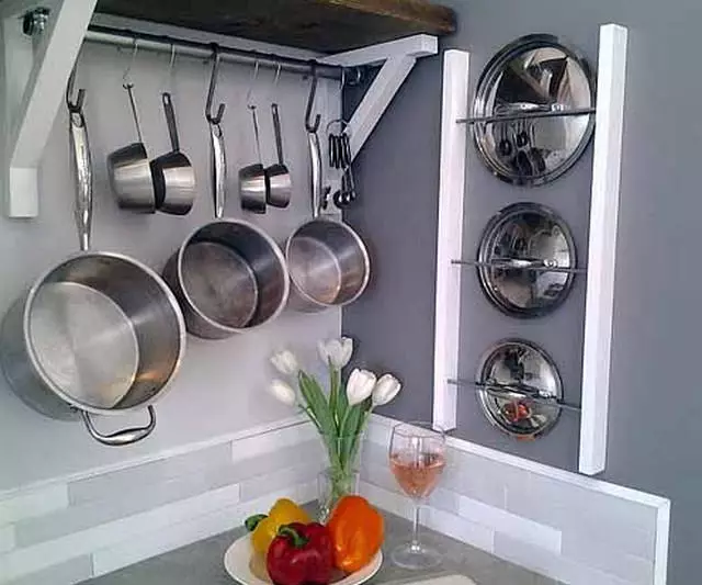 Mbështet për mbulon nga një tigan (40 foto): Karakteristikat e ruajtjes së mbulesave në kuzhinë. Duke zgjedhur një mbajtës. Llojet e organizatorëve 10790_36