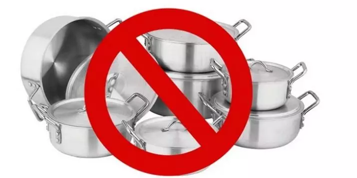 πιάτα αλουμινίου (30 φωτογραφίες): Όφελος και τις βλάβες στην υγεία πιάτα καστ. Πώς να το καθαρίσετε από το μαύρο στο σπίτι; Γιατί δεν μπορεί να αποθηκεύσει αλκαλικά διαλύματα; 10791_10