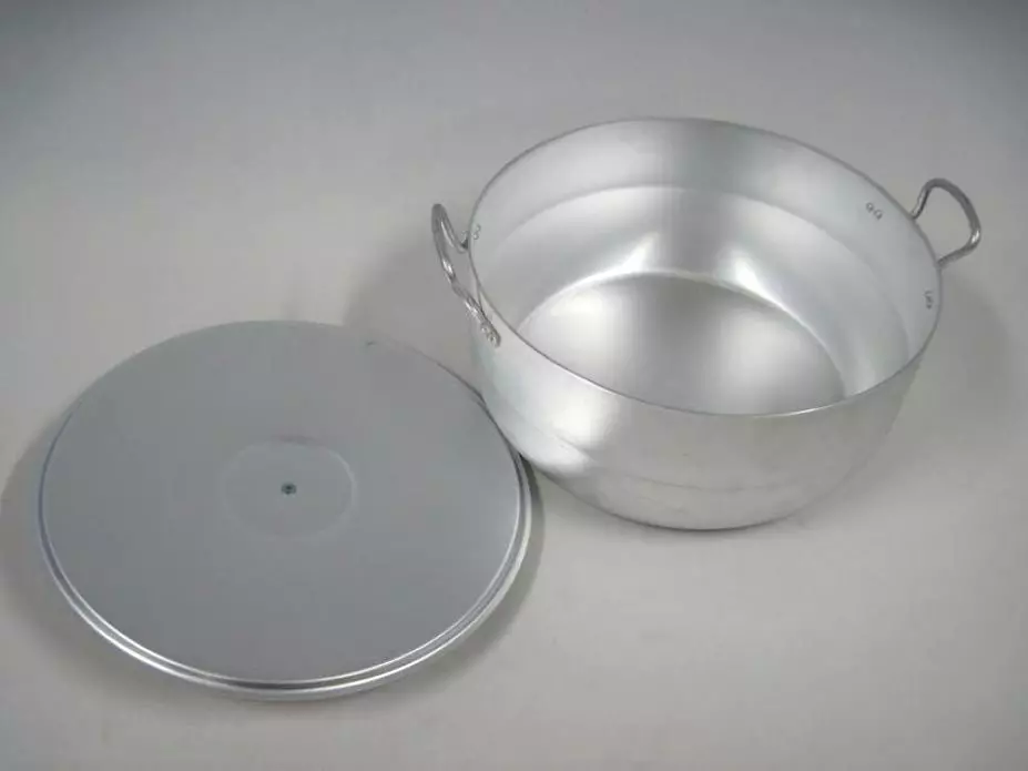 Dishes aluminium (30 wêne): feydeyê û zirarê bide xwarinên golê yên tenduristiyê. Meriv çawa li malê reş paqij e? Whyima nekare çareseriyên alkaline hilîne? 10791_2