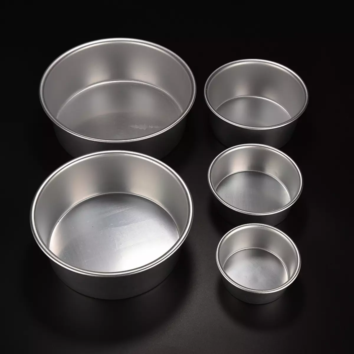 Dishes aluminium (30 wêne): feydeyê û zirarê bide xwarinên golê yên tenduristiyê. Meriv çawa li malê reş paqij e? Whyima nekare çareseriyên alkaline hilîne? 10791_26