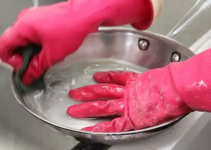 πιάτα αλουμινίου (30 φωτογραφίες): Όφελος και τις βλάβες στην υγεία πιάτα καστ. Πώς να το καθαρίσετε από το μαύρο στο σπίτι; Γιατί δεν μπορεί να αποθηκεύσει αλκαλικά διαλύματα; 10791_30