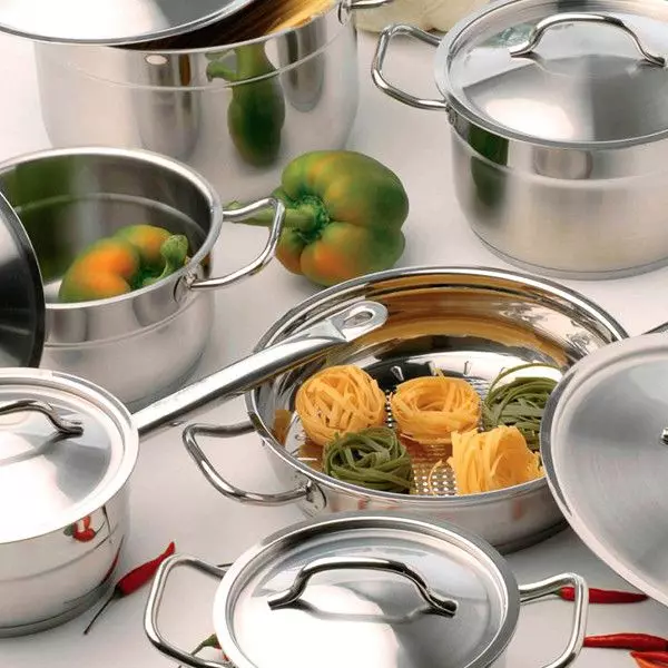 უჟანგავი ფოლადის კერძები: Metal Kitchenware- ის მახასიათებლები. როგორ გაწმენდა სამედიცინო ფოლადი Nagar სახლში? 10821_20