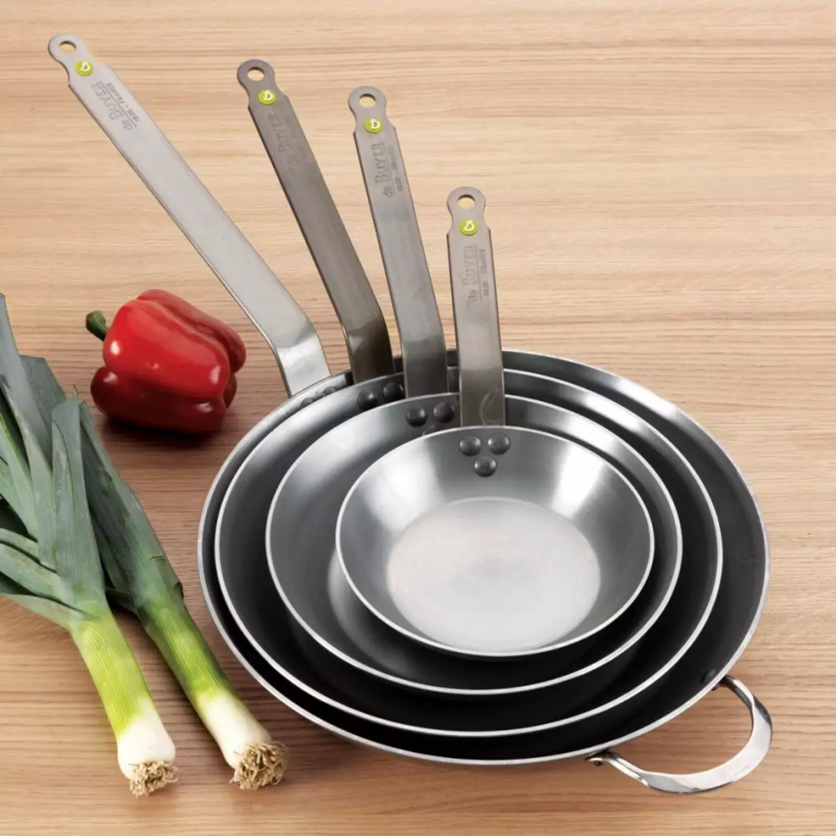 უჟანგავი ფოლადის კერძები: Metal Kitchenware- ის მახასიათებლები. როგორ გაწმენდა სამედიცინო ფოლადი Nagar სახლში? 10821_8