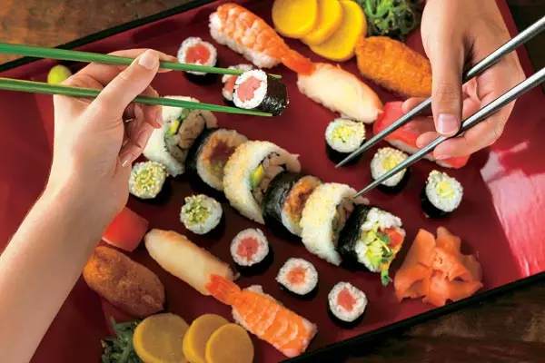 Servies voor sushi: een reeks platen voor broodjes, kenmerken van Japanse gerechten. Welke objecten zijn nodig om voor 4 personen te voeden? 10827_15
