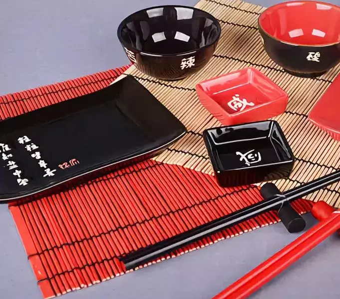 Bộ đồ ăn cho Sushi: Một bộ đĩa cho cuộn, tính năng của các món ăn Nhật Bản. Những đồ vật cần thiết để cho ăn cho 4 người? 10827_16