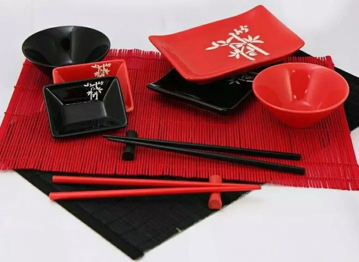 Bộ đồ ăn cho Sushi: Một bộ đĩa cho cuộn, tính năng của các món ăn Nhật Bản. Những đồ vật cần thiết để cho ăn cho 4 người? 10827_2