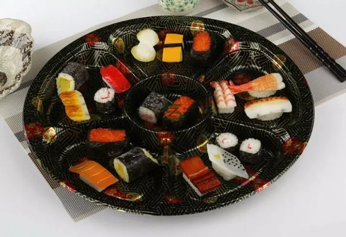 I-Tableware ye-sushi: isethi yamapuleti ama-rolls, izici zezitsha zaseJapan. Iziphi izinto ezidingekayo zokondla abantu abangu-4? 10827_22