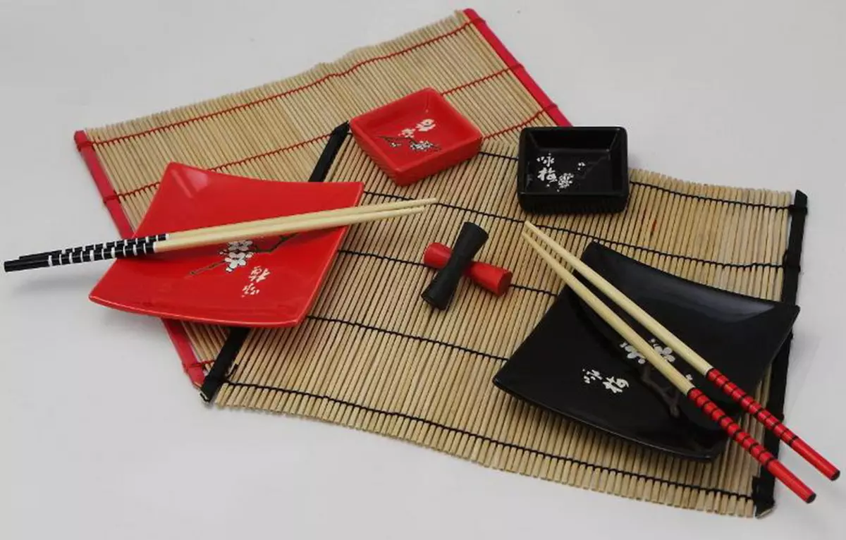 Pribor za sushi: skup ploča za role, značajke japanskih jela. Koji su objekti potrebni za hranjenje za 4 osobe? 10827_28