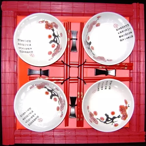 Επιτραπέζια σκεύη για σούσι: ένα σύνολο πλακών για ρολά, χαρακτηριστικά των ιαπωνικών πιάτων. Ποια αντικείμενα χρειάζονται για τη σίτιση για 4 άτομα; 10827_3