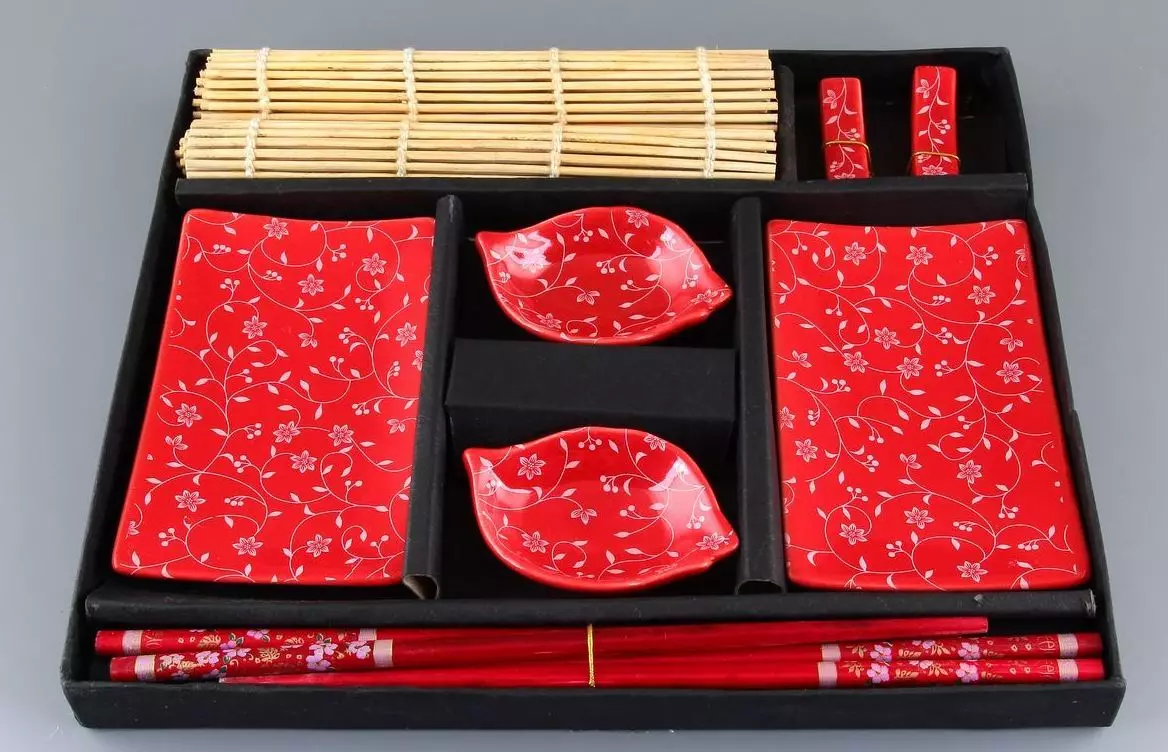 I-Tableware ye-sushi: isethi yamapuleti ama-rolls, izici zezitsha zaseJapan. Iziphi izinto ezidingekayo zokondla abantu abangu-4? 10827_30