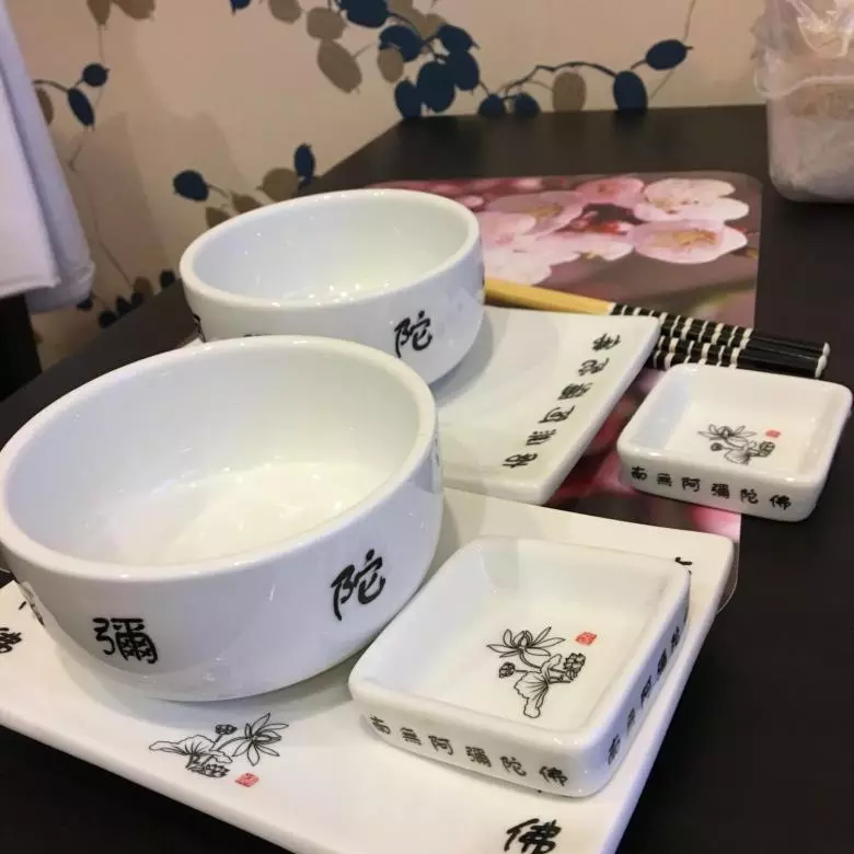 Bộ đồ ăn cho Sushi: Một bộ đĩa cho cuộn, tính năng của các món ăn Nhật Bản. Những đồ vật cần thiết để cho ăn cho 4 người? 10827_4