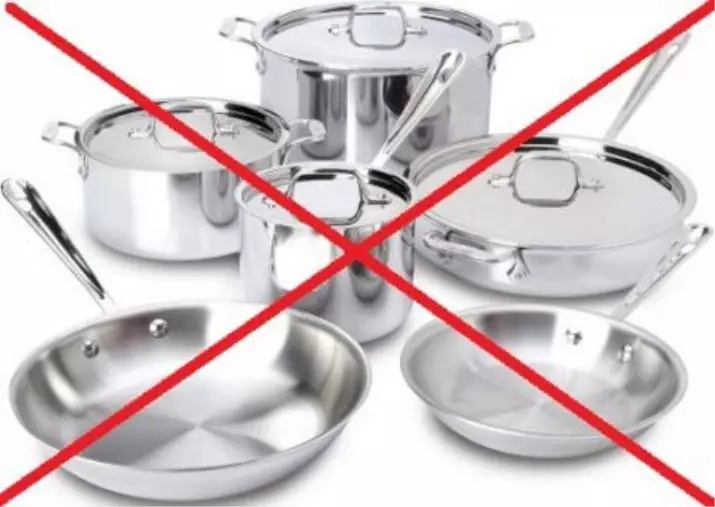 Можно ли в микроволновку железную посуду. Металлическая посуда в микроволновке. Посуда металлическая используется. Металлическая посуда для микроволновой печи. Запрещенная посуда для микроволновки.