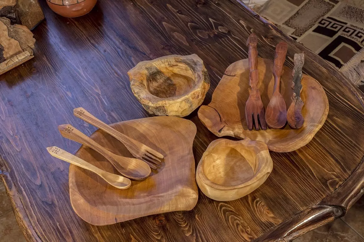 Os pratos de madeira faino vostede mesmo: a fabricación e procesamento de pratos feitos de madeira. Como cubrir os pratos do barniz de alimentos? Como fixeron os pratos para as comidas en Rusia? 10846_4