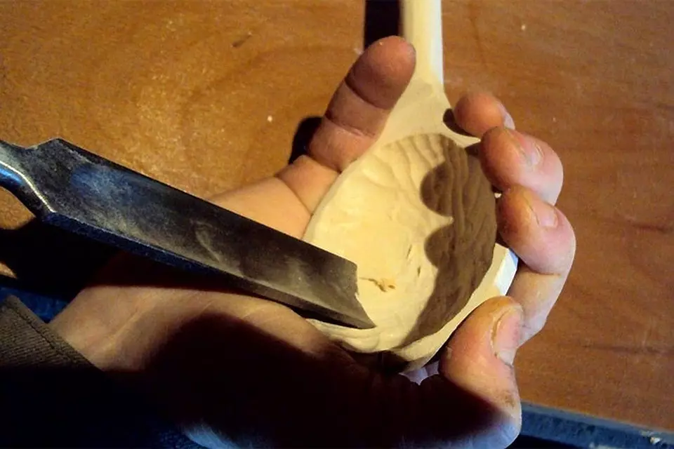 Дървени чинии го направите сами: производство и обработка на ястия, направени от дърво. Как да се покрият ястия на храна лак? Как съдовете за хранене в Русия? 10846_6