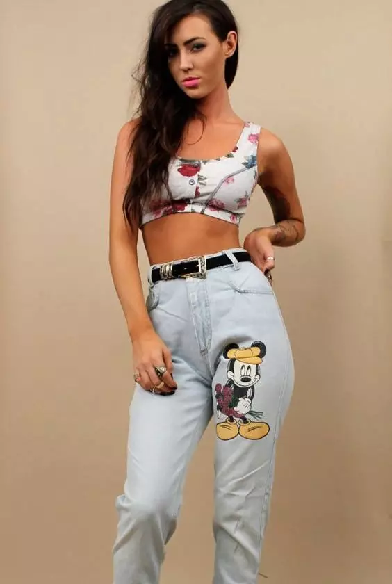 Jeans na may Mickey Mouse (27 mga larawan): Mga modelo ng babae na may appliqué 1084_16