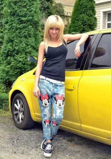 Jeans me Mickey Mouse (27 foto): Modele femra me Appliqué 1084_17