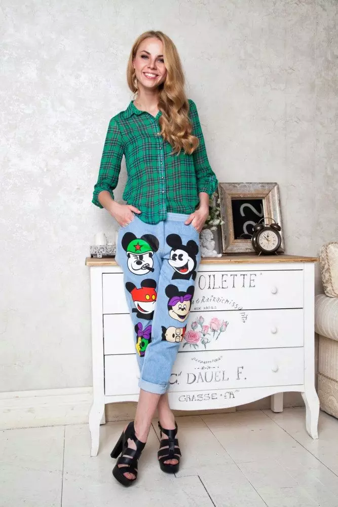 Jeans mei Mickey Mouse (27 foto's): Frouljusmodellen mei Apple 1084_22