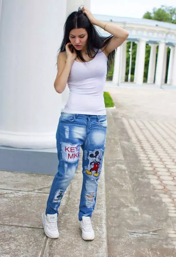 Jeans mei Mickey Mouse (27 foto's): Frouljusmodellen mei Apple 1084_23