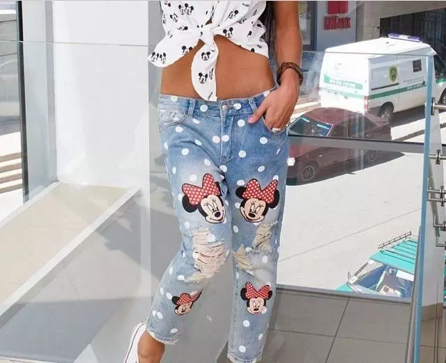 Jeans na Mickey Mouse (2 Foto): Divodmụ nwanyị Models na Appliqué 1084_4