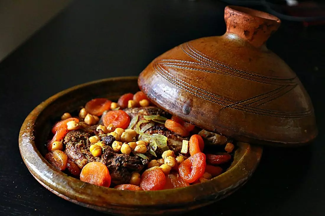 Tazhin (29 fotos): ¿Qué son estos platos? Descripción de Tazhina Emile Henry y otros modelos. Características de cerámica, hierro fundido y otros tipos de platos marroquíes. 10850_4